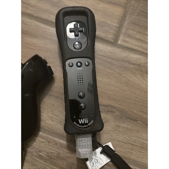 Official OEM Nintendo Wii Remote Black with Nunchuck RVL-003 & 3 White Nunchucks - Picture 2 of 7